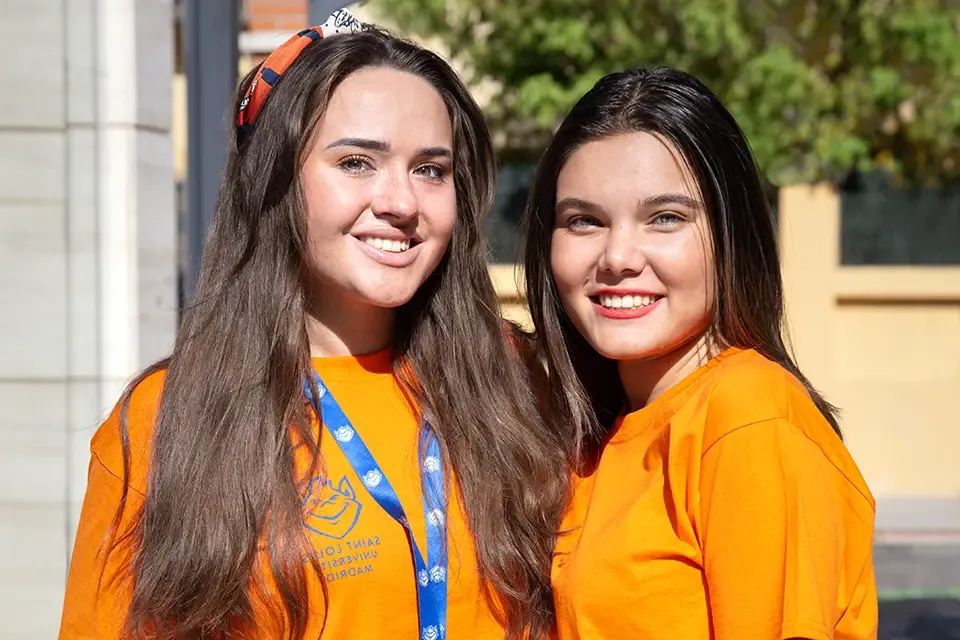 Two campus ambassadors pose for a photo outdoors on the 博彩网址大全 Madrid campus.